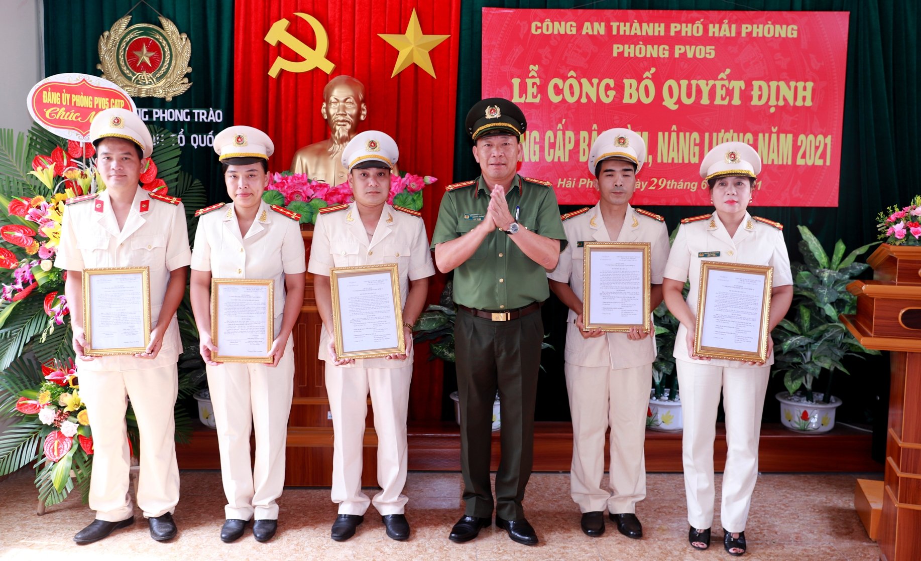 Phòng Xây dựng phong trào bảo vệ ANTQ – CATP:  Công bố quyết định thăng cấp bậc hàm, nâng lương cho CBCS